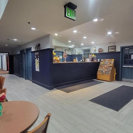 Countryside Inn Nappanee Bagian luar foto