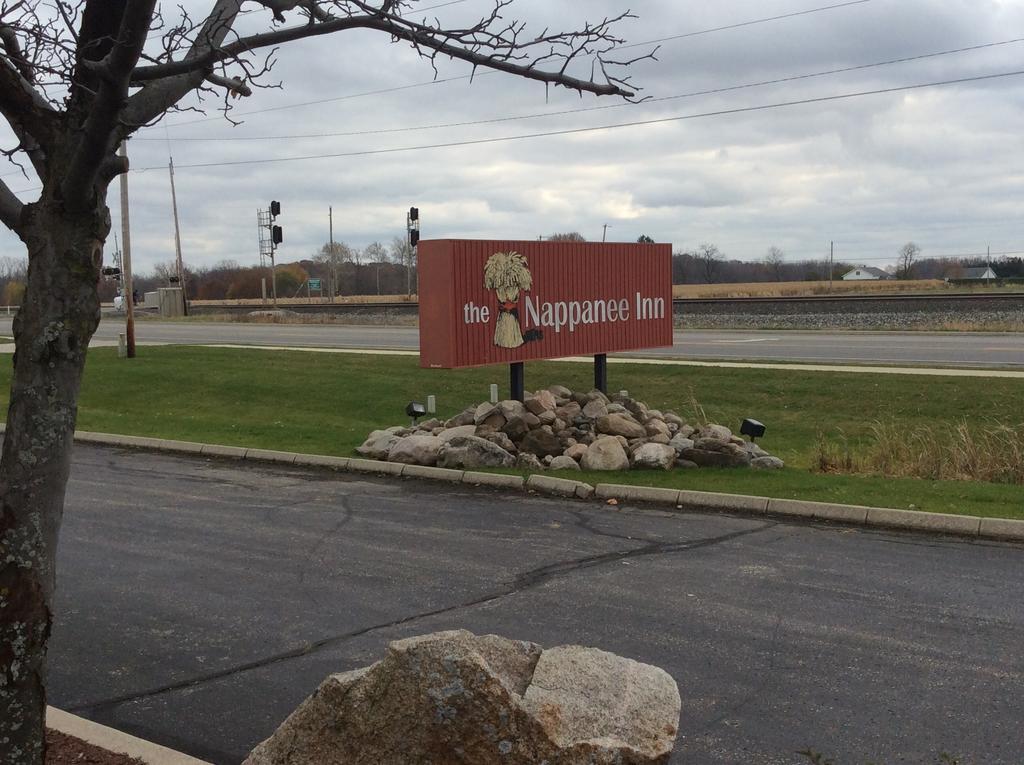 Countryside Inn Nappanee Bagian luar foto