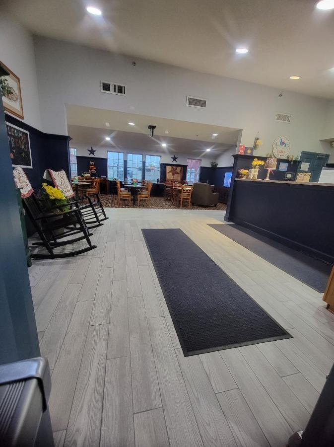Countryside Inn Nappanee Bagian luar foto