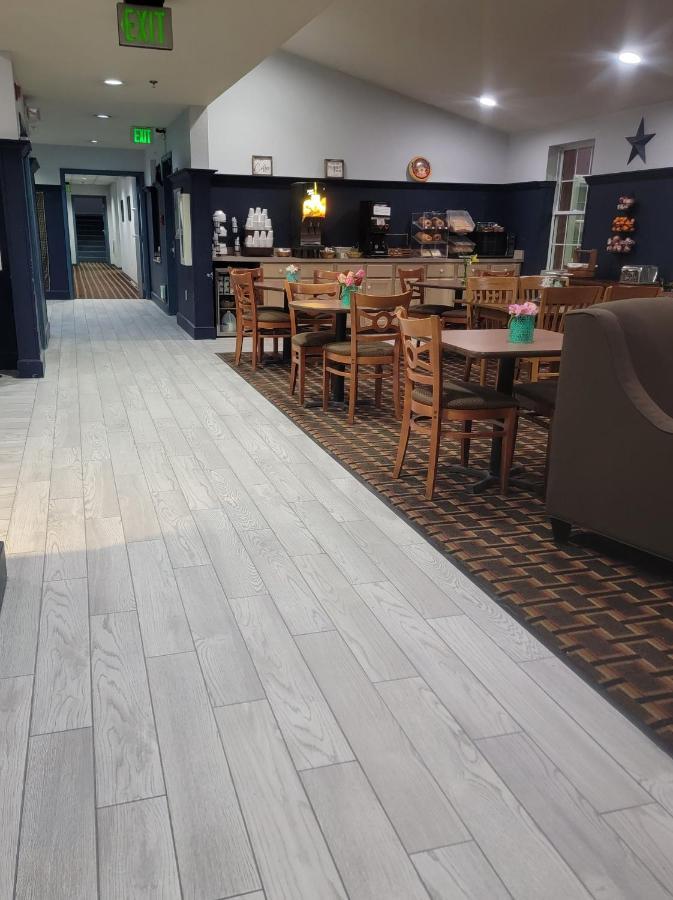 Countryside Inn Nappanee Bagian luar foto