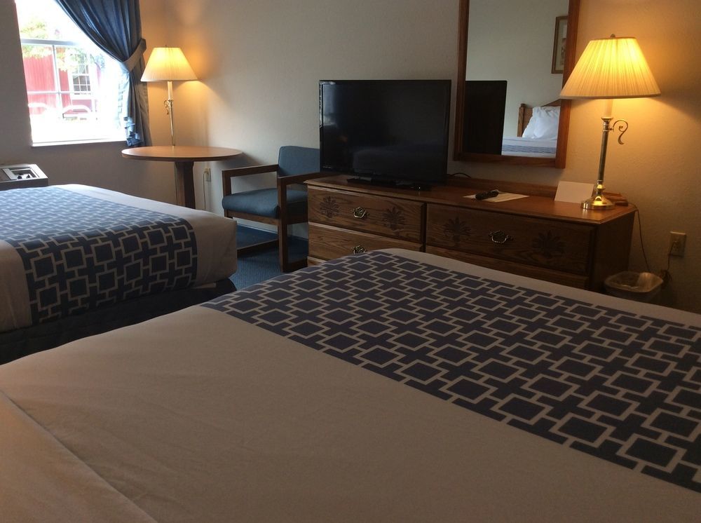Countryside Inn Nappanee Bagian luar foto
