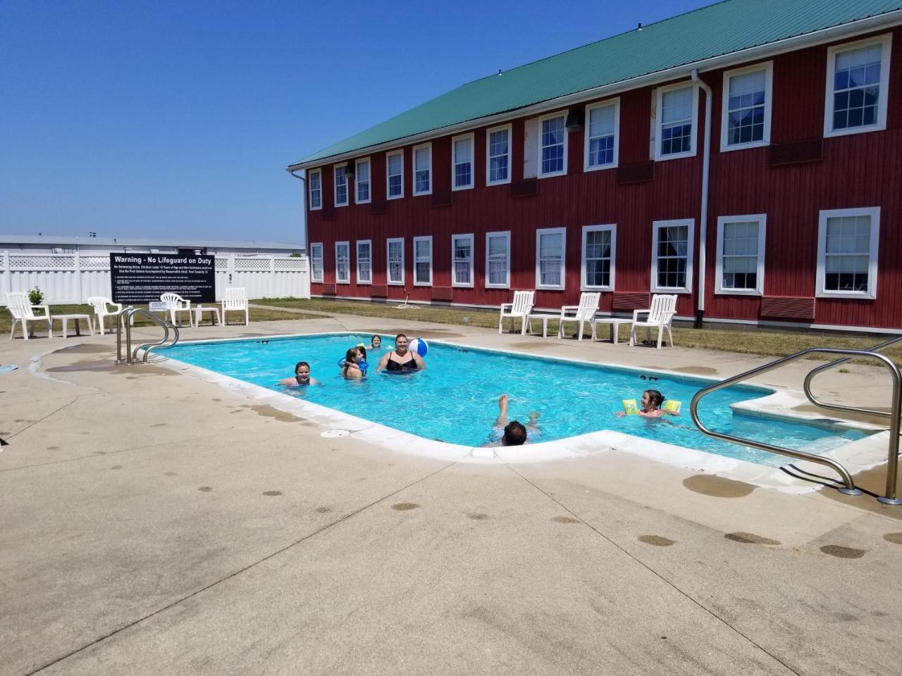 Countryside Inn Nappanee Bagian luar foto