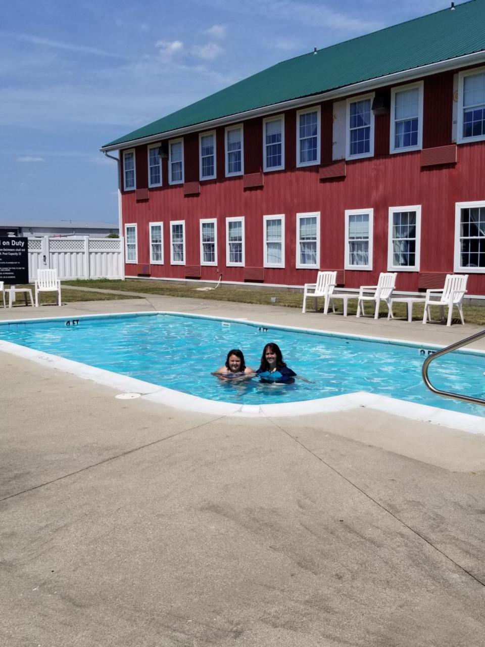 Countryside Inn Nappanee Bagian luar foto